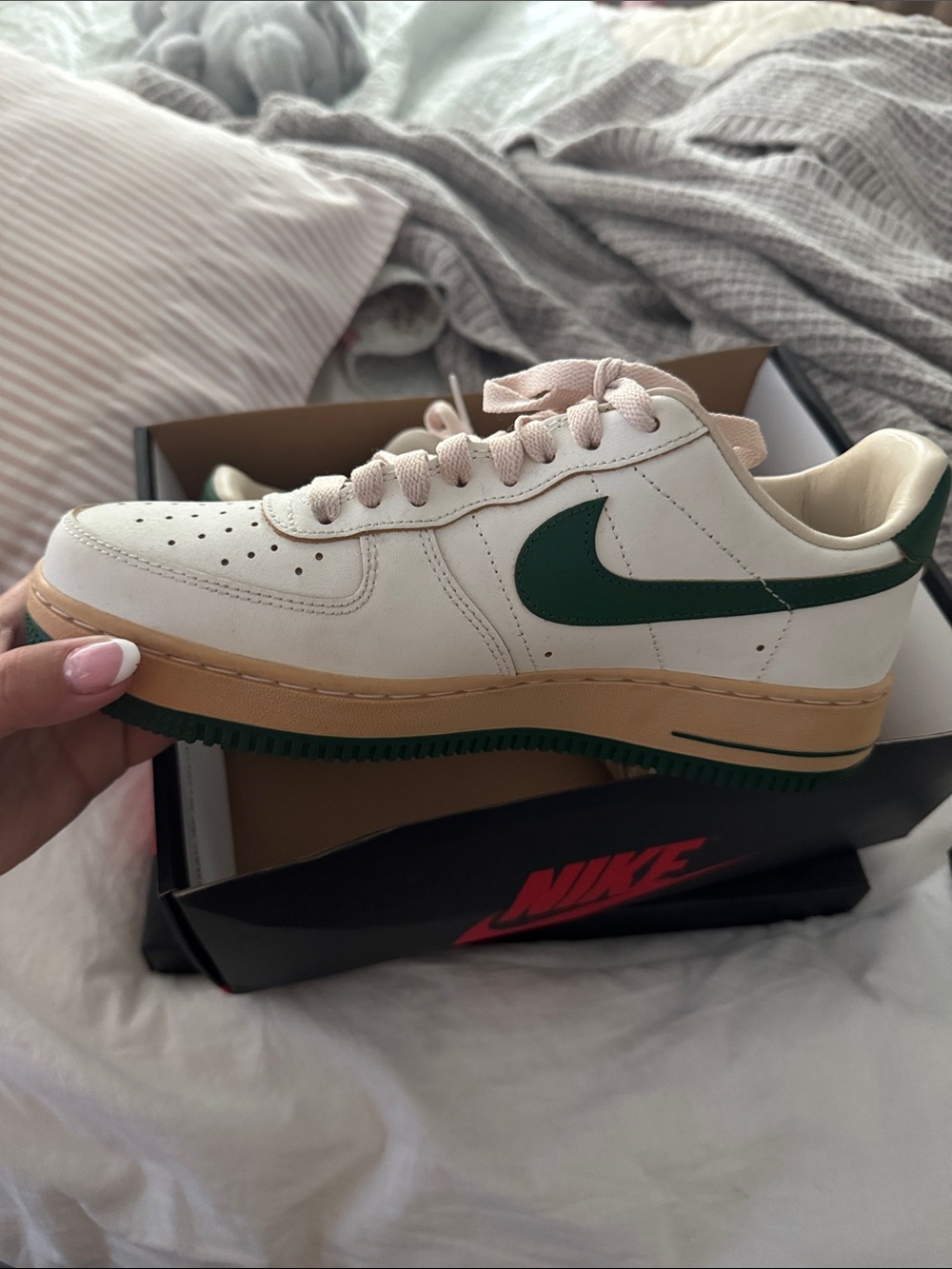 Nike Low-Top Sneaker in Cream with Dark Green Swoosh